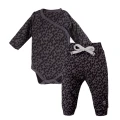 Set mit Wickelbody und graphitfarbener Hose mit Punkten