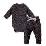 Set mit Wickelbody und graphitfarbener Hose mit Punkten