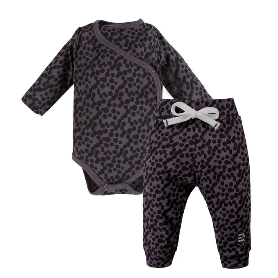 Set mit Wickelbody und graphitfarbener Hose mit Punkten