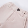 Set aus weißem Hemd-Body, eleganter beiger Hose und dunkelblauem Sakko