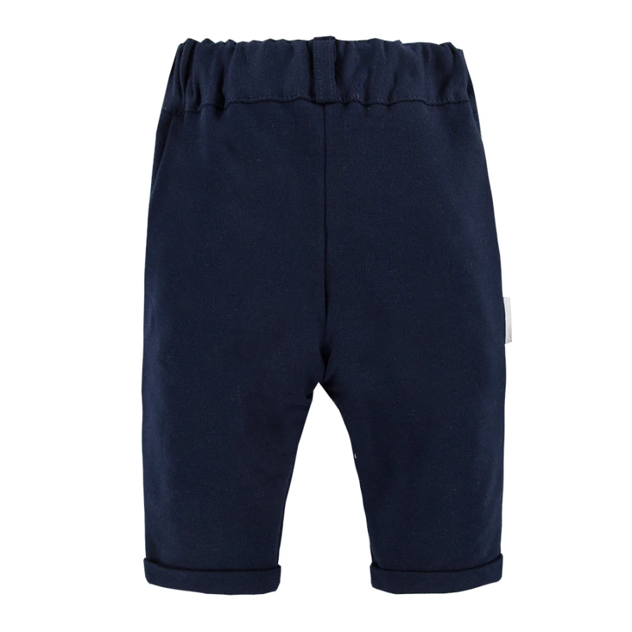 Set aus weißem Hemd-Body, eleganter dunkelblauer Hose und dunkelblauem Sakko
