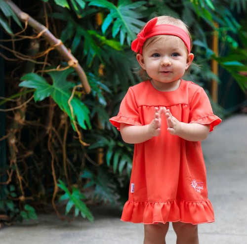Kinderkleid mit Rüschen in Koralle