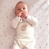 Baby-Set mit Body, Strampler, Halbstampler und Mützen in Ecru