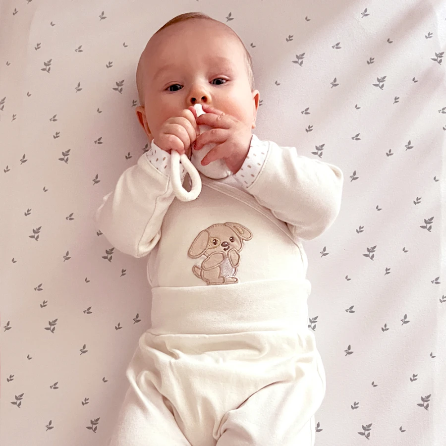 Baby-Set mit Body, Strampler, Halbstampler und Mützen in Ecru