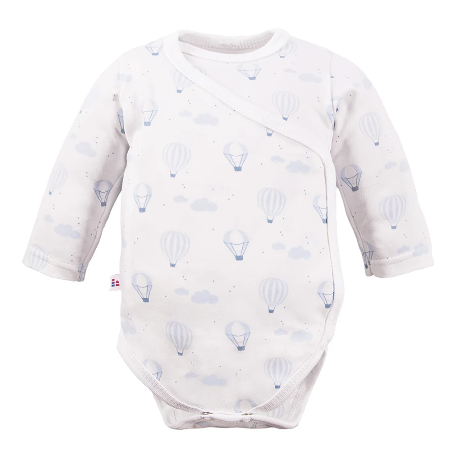 Baby-Set: Body, Strampelhose, Mütze und weißer Strampler mit blauen Ballons