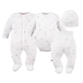 Baby-Set: Body, Strampelhose, Mütze und weißer Strampler mit Blättermotiv