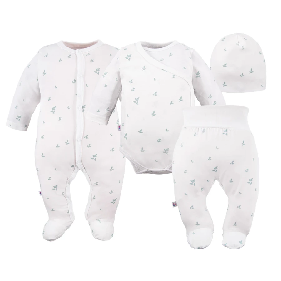 Baby-Set: Body, Strampelhose, Mütze und weißer Strampler mit Blättermotiv