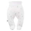 Baby-Set: Body, Strampelhose, Mütze und weißer Strampler mit Blättermotiv