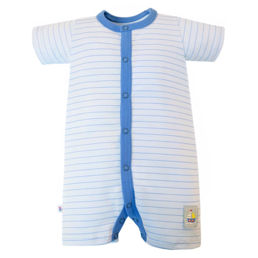 Weißer Baby-Strampler mit blauen Streifen