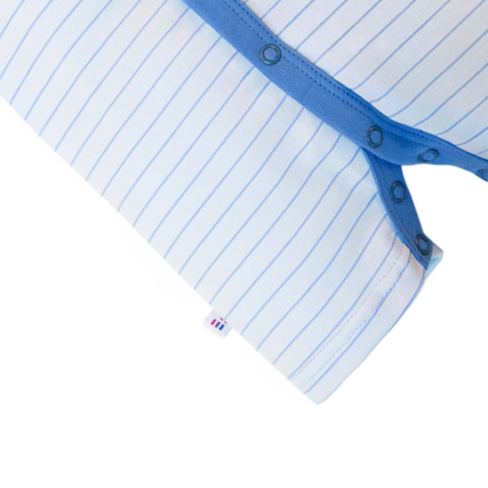 Weißer Baby-Strampler mit blauen Streifen