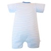 Weißer Baby-Strampler mit blauen Streifen
