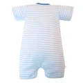 Weißer Baby-Strampler mit blauen Streifen