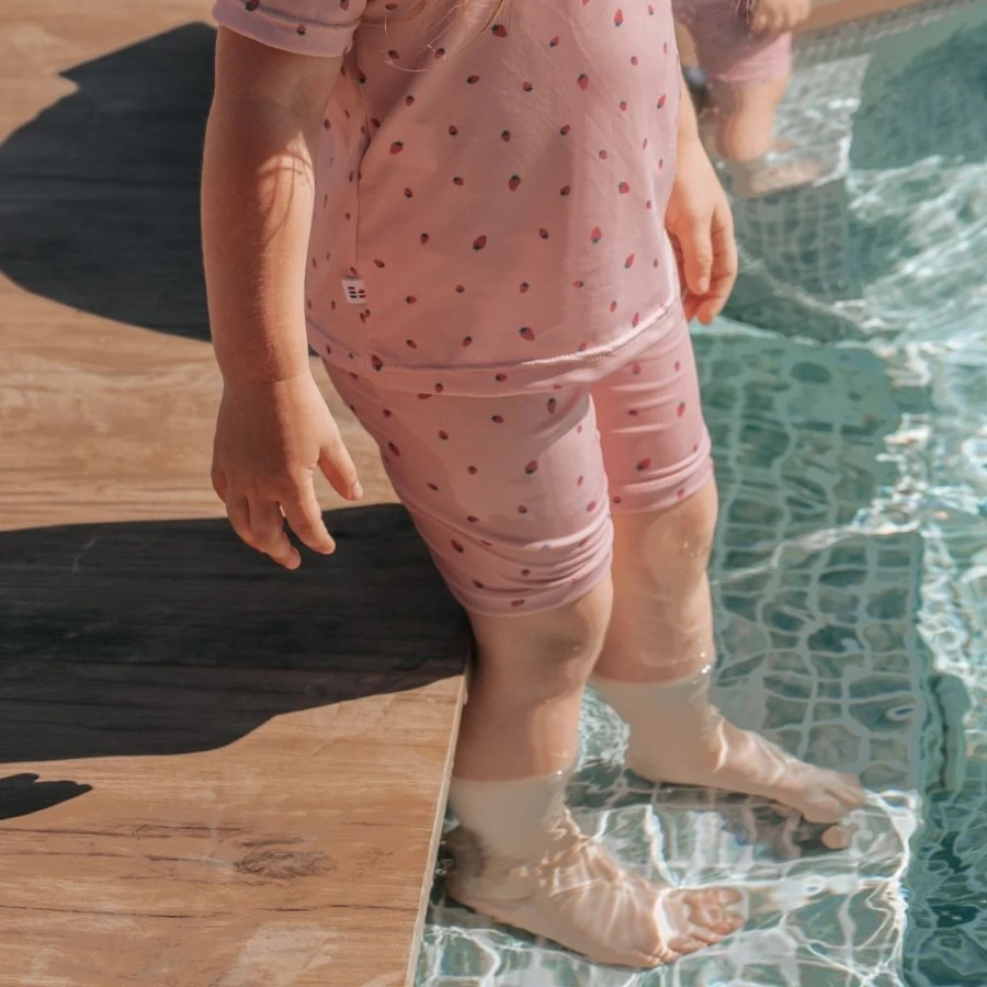UV Shorts rosa mit Erdbeeren