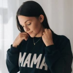 Sweatshirt mit der Aufschrift MAMA in Marineblau mit beiger Stickerei