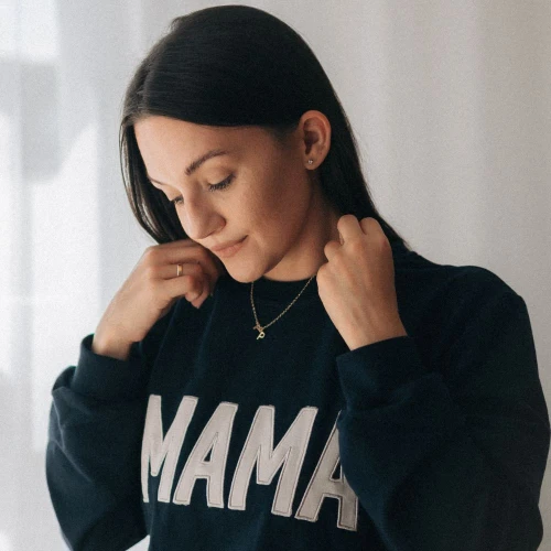 Sweatshirt mit der Aufschrift MAMA in Marineblau mit beiger Stickerei