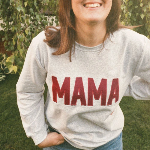 Sweatshirt mit der Aufschrift MAMA, grau mit burgunderroter Stickerei