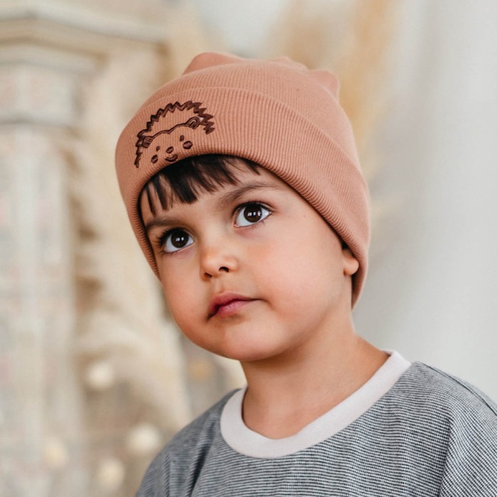 Braune Kinder-Mütze mit Igelstickerei