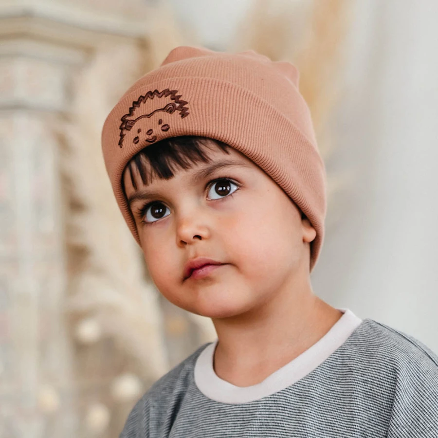 Braune Kinder-Mütze mit Igelstickerei