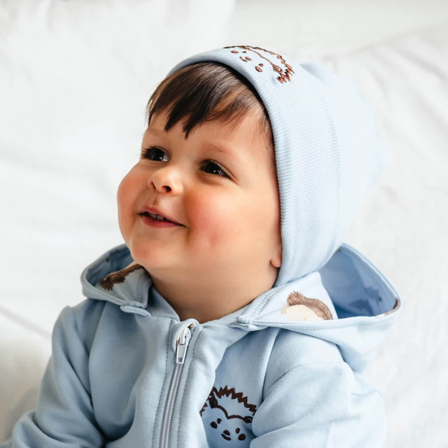 Blaue Kinder-Mütze mit Igelstickerei