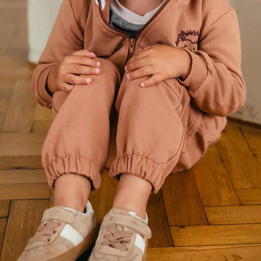 Brauner Kinder-Trainingsanzug mit Stickerei