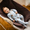 Blauer Baby-Strampler mit Füßen und Igelmotiv