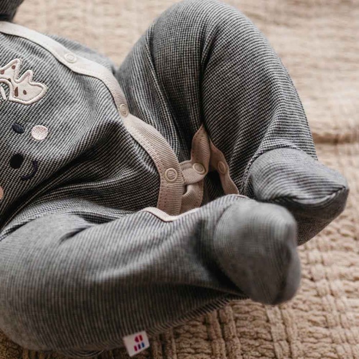 Grauer Baby-Strampler mit Füßen und Igelstickerei