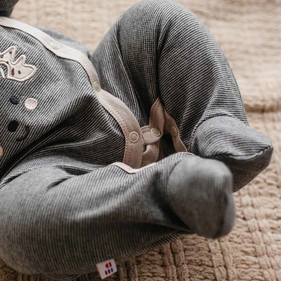 Grauer Baby-Strampler mit Füßen und Igelstickerei