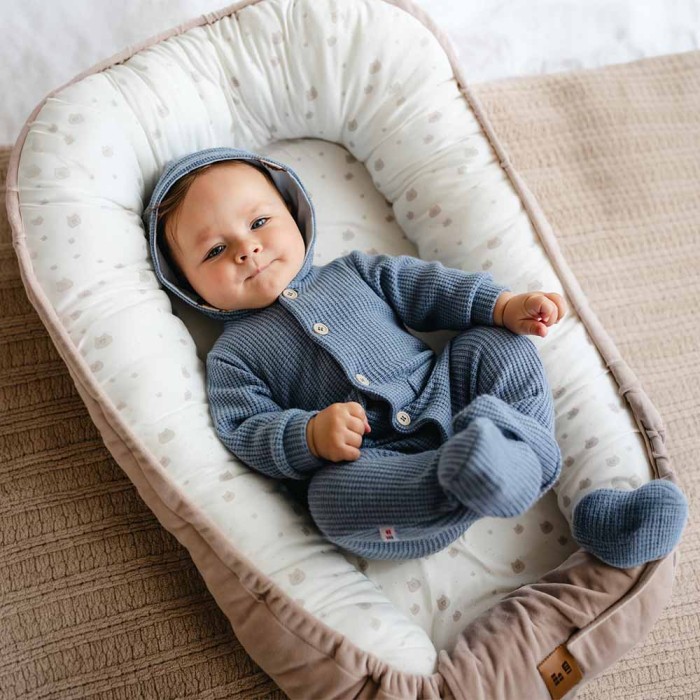 Blauer Baby-Strickanzug mit Kapuze