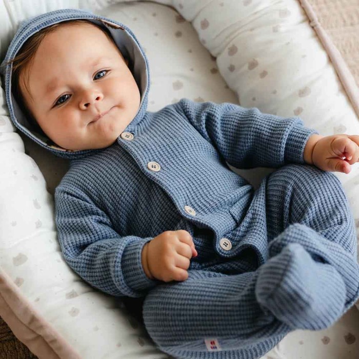 Blauer Baby-Strickanzug mit Kapuze