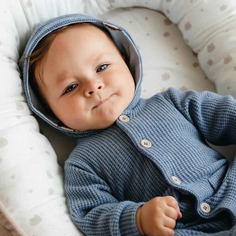 Blauer Baby-Strickanzug mit Kapuze