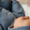 Blauer Baby-Strickanzug mit Kapuze