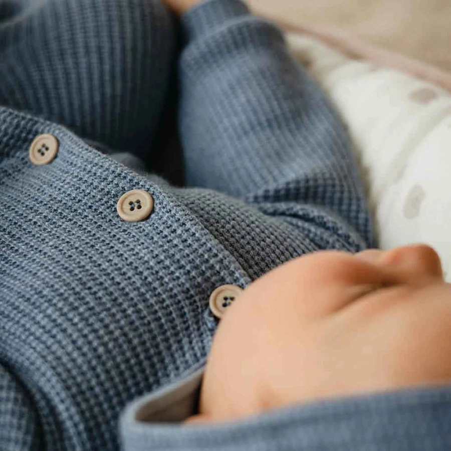 Blauer Baby-Strickanzug mit Kapuze