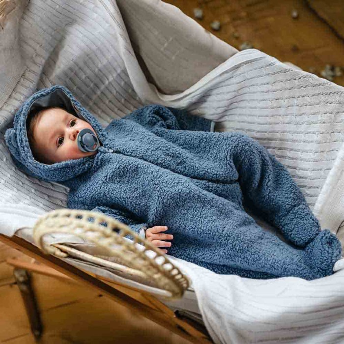 Blauer Baby-Teddyoverall mit Igelmotiv