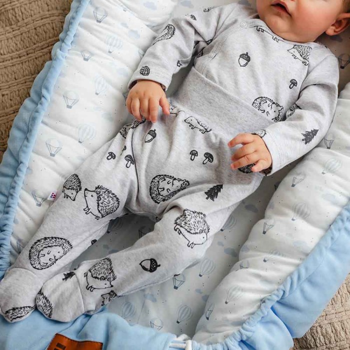 Graue Baby-Stramplerhose mit Igelmotiv
