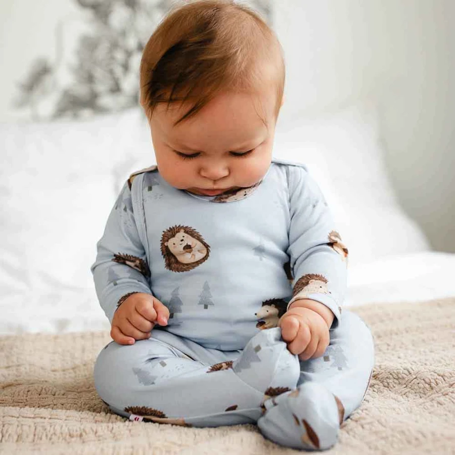 Blaue Baby-Schlafstrampler mit Igeln