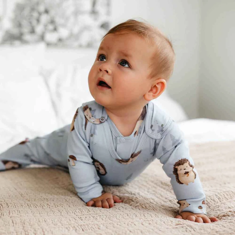 Baby-Schlafstrampler mit Igeln