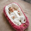 Gestrickter Babyoverall mit Kapuze Ecru