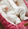 Gestrickter Babyoverall mit Kapuze