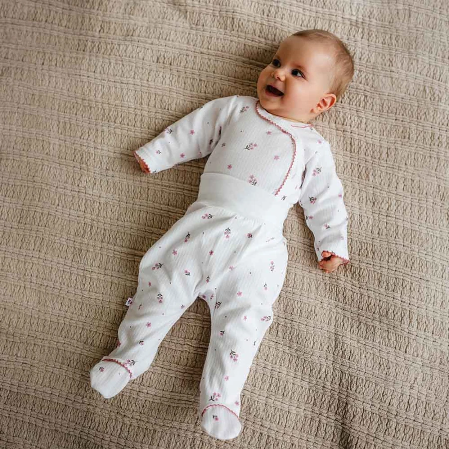 Baby-Strampelhose mit Blumenmuster