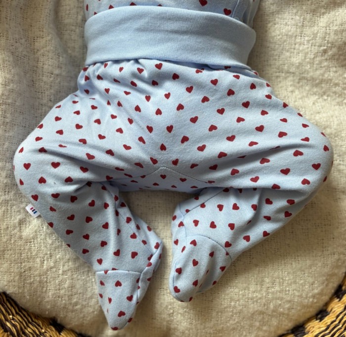 Blauer Baby-Halbstrampler mit Herzchen