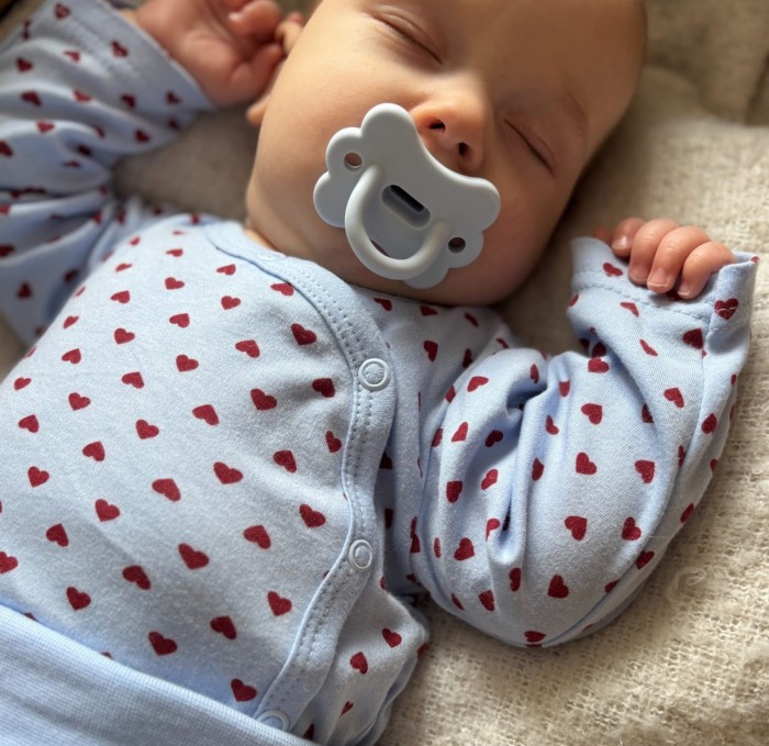 Blauer Wickelbody für Babys mit Herzchen
