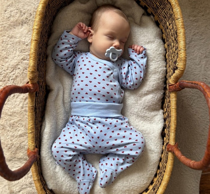 Blauer Wickelbody für Babys mit Herzchen
