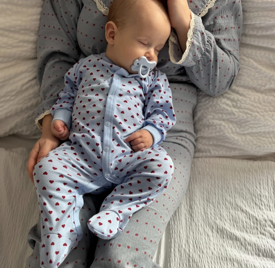 Blauer Baby-Strampler mit Herzchen und umklappbaren Ärmeln