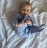 Blauer Baby-Strampler mit Herzchen und umklappbaren Ärmeln