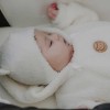 Ecru Baby-Bindemütze aus Teddy-Stoff