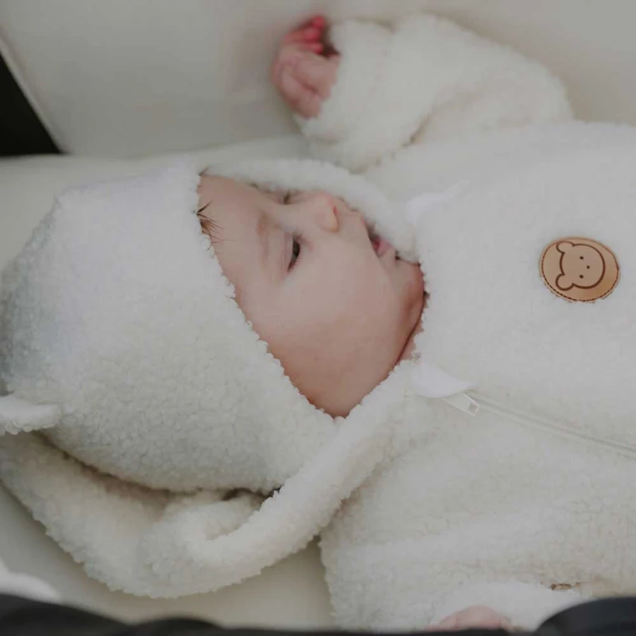 Ecru Baby-Bindemütze aus Teddy-Stoff