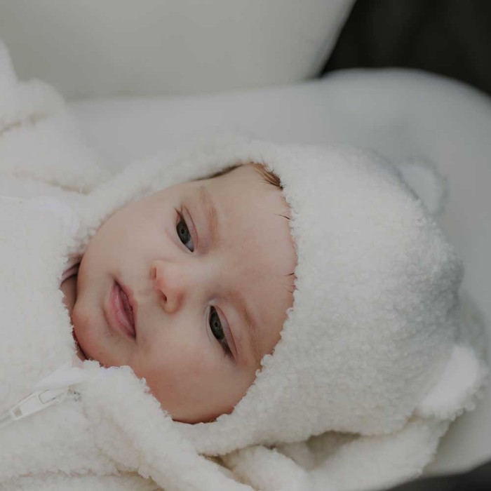 Ecru Baby-Bindemütze aus Teddy-Stoff