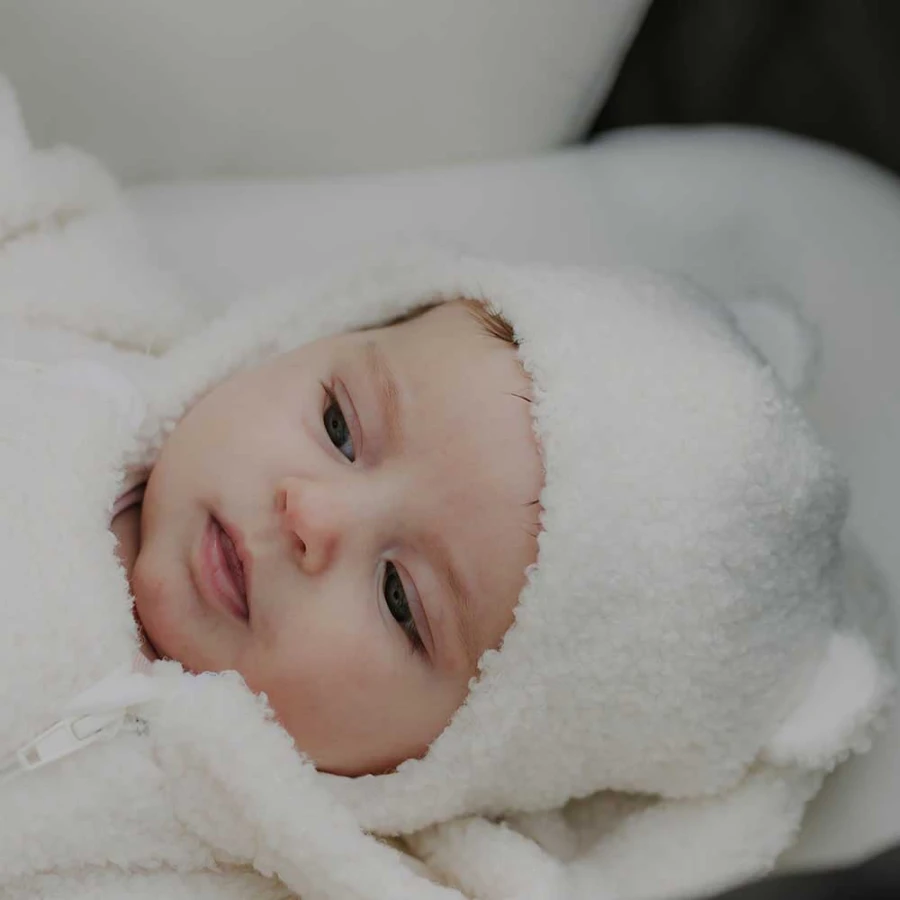 Ecru Baby-Bindemütze aus Teddy-Stoff