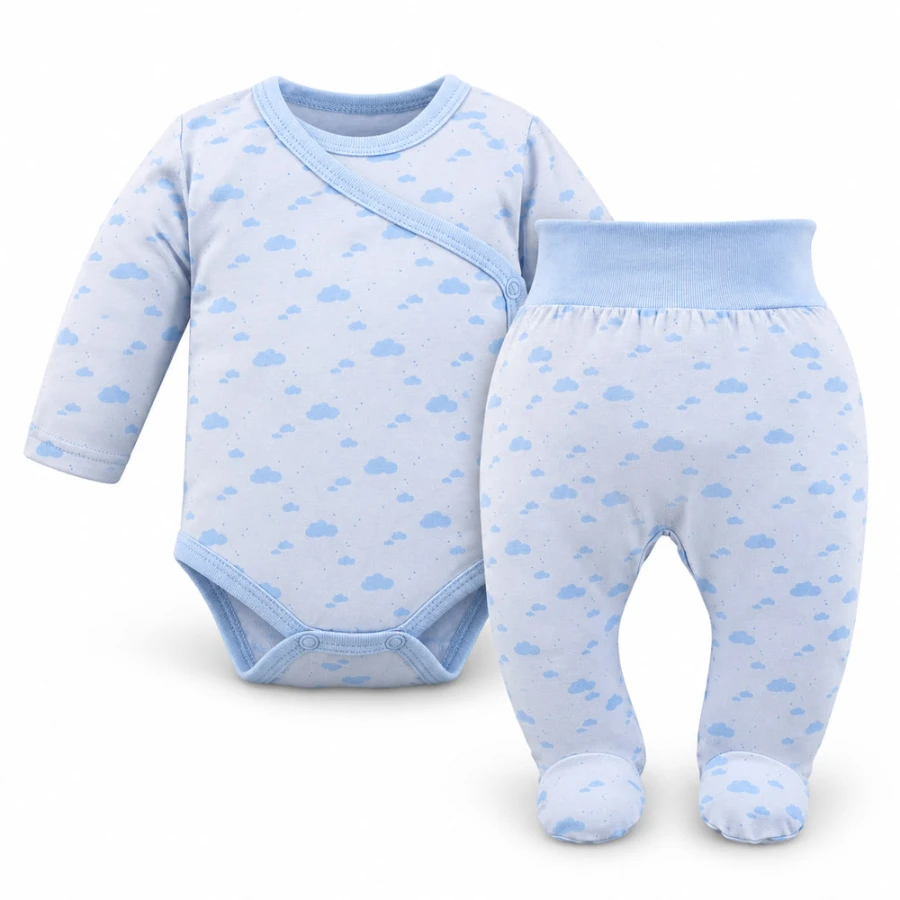 Baby-Set Petite – blauer Wickelbody und Strampelhose mit Wolkenmuster