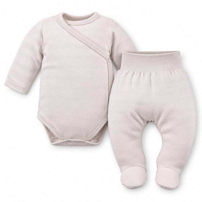 Baby-Set Petite – beiger Wickelbody und Strampelhose mit dezentem Muster